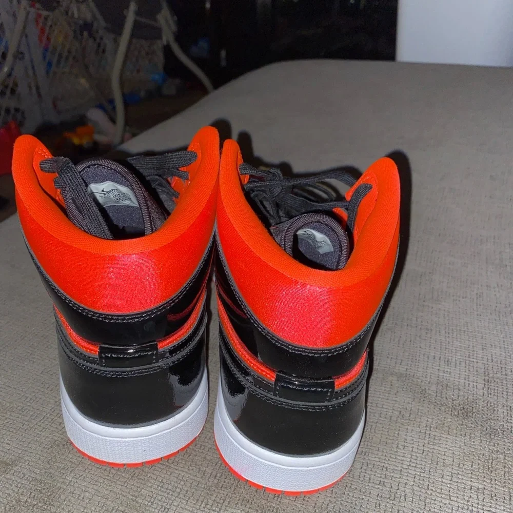 Air Jordan 1 Mid - Picture 2 of 4